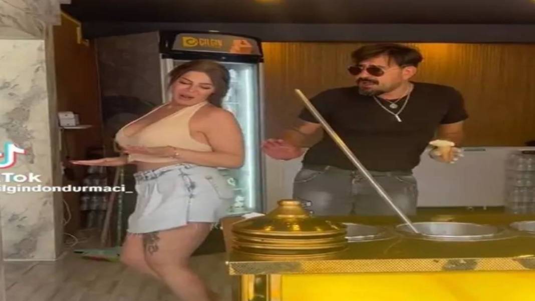 Çılgın Dondurmacı bu defa sınırı fena aştı! Kadın müşterisinin kolundan tuttuğu gibi... Görenlerin nutku tutuldu, eşin görmesin! 3